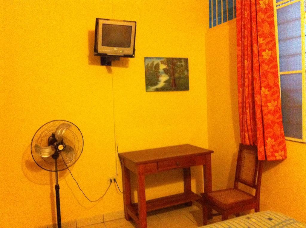 Hostal El Colibri Iquitos Exterior photo